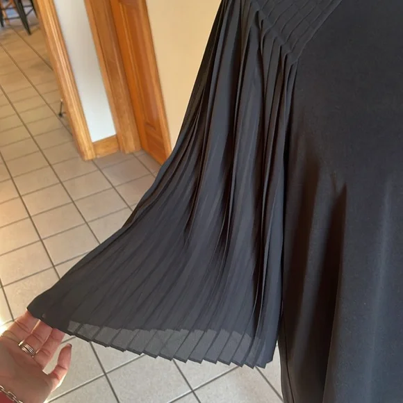NWT MICHAEL KORS / Black blouse with sheer pleated sleeves / Large - Picture 3 of 7